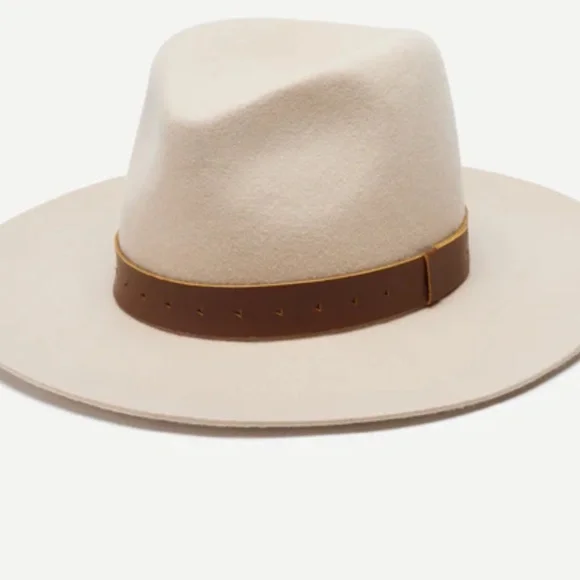 Wyeth | Accessories | New Gorgeous Wyeth Perforated Leather  display picture 3